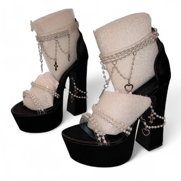 NWOB Sugar Thrillz Sz 9 Black Platform Heels with White Pearl Chains and Charms - Picture 3 of 8